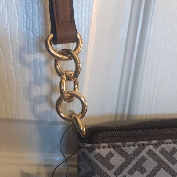 ❌SOLD❌Tommy Hilfiger Crossbody - Picture 2 of 8